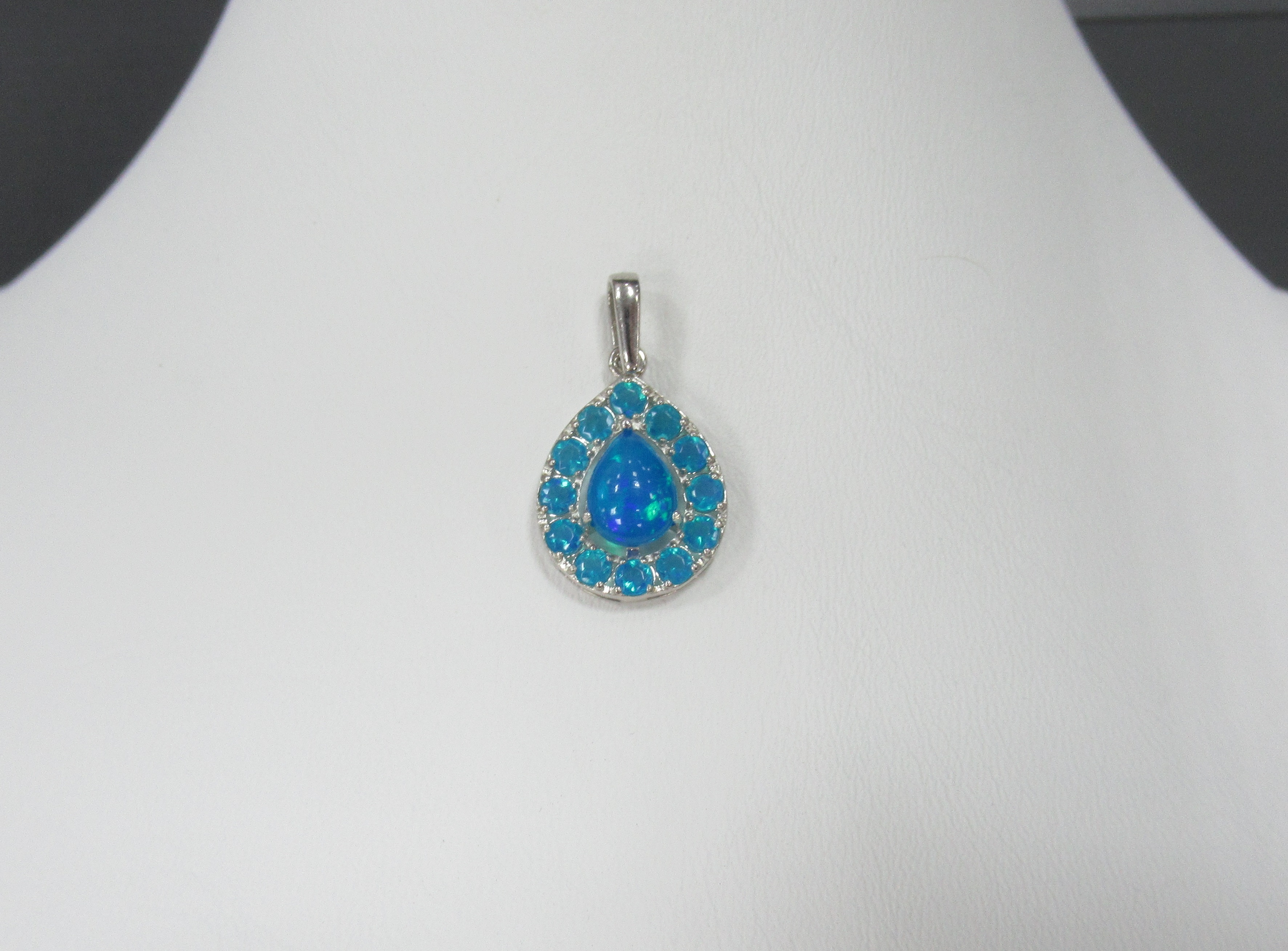 Серебряная подвеска с голубыми опалами